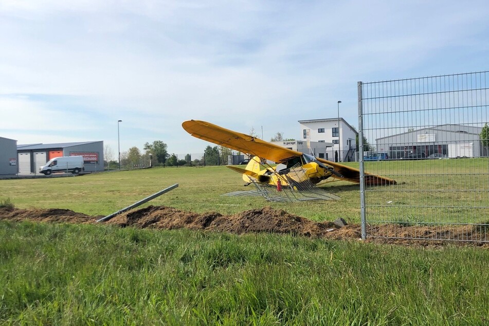 Das Propellerflugzeug krachte in einen etwa zwei Meter hohen Zaun, es entstand ein Totalschaden.