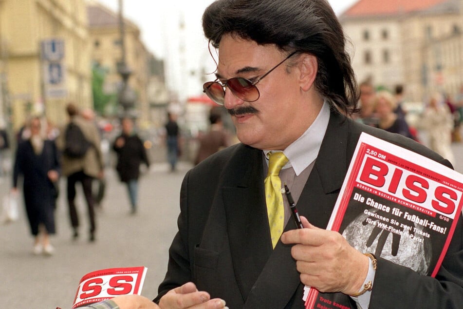 Legte selbst mit Hand an: Der Modezar Rudolph Moshammer (†64) verkaufte auf dem Odeonsplatz das Straßenmagazin "Biss".