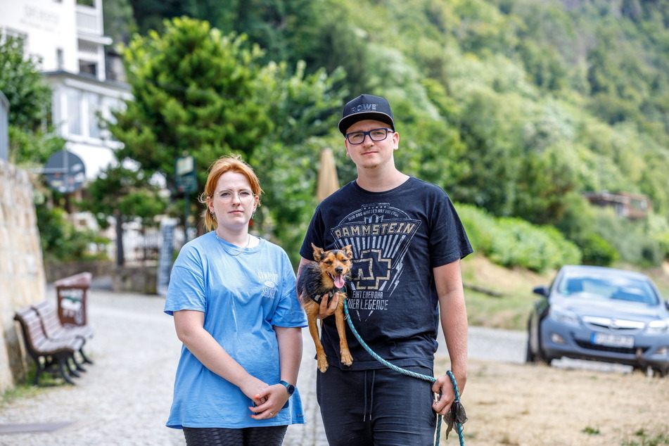 Anne Rittner (20), Moritz Holling (20) und Dackelmix Balu (1) hoffen, dass ihre Heimat verschont bleibt.