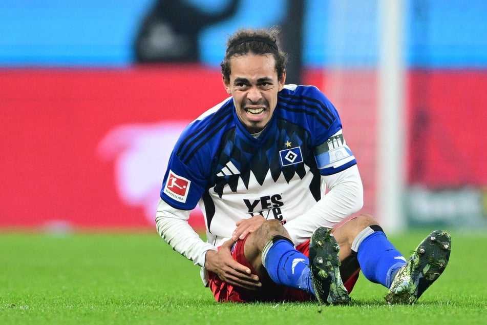 HSV-Kapitän Yussuf Poulsen (31) musste nach einer Stunde den Platz völlig entkräftet verlassen.