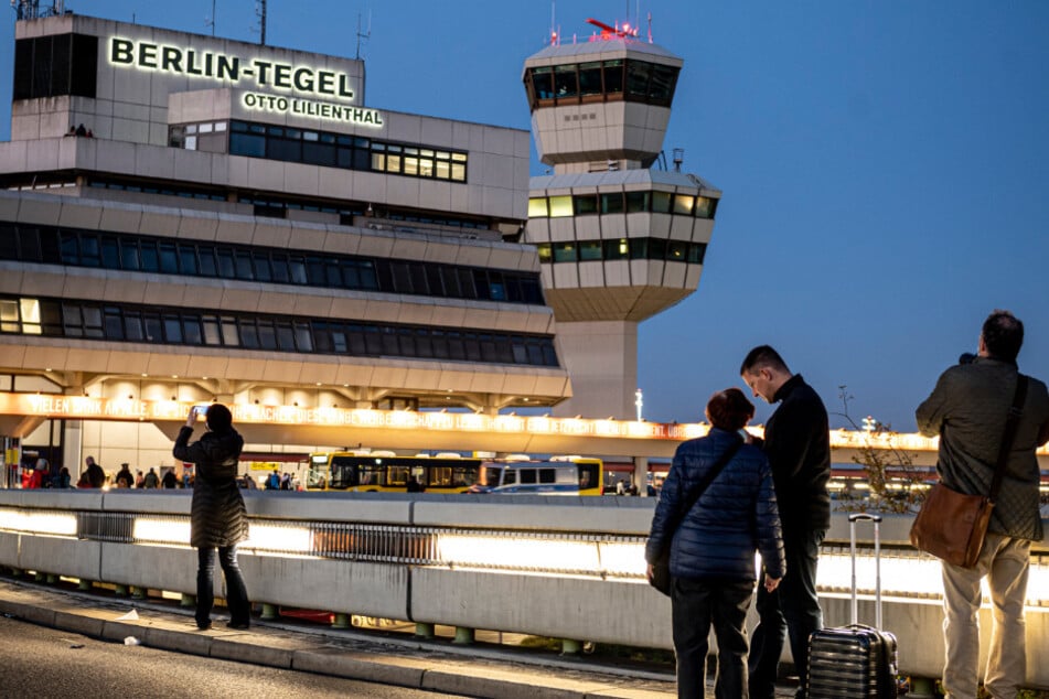 Besucher fotografieren den Flughafen Tegel am letzten Tag des regulären Betriebs.
