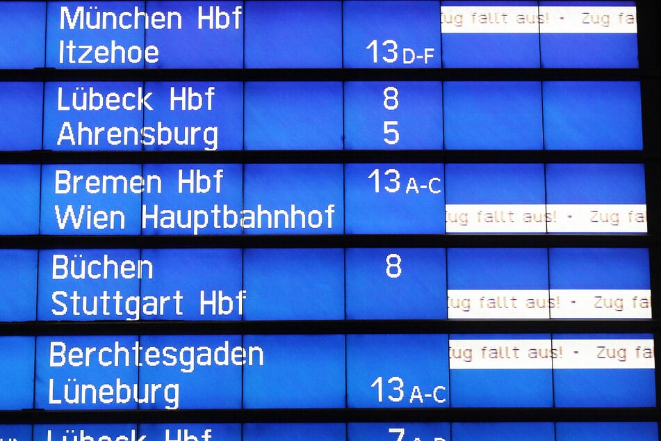 Auf einer Anzeigetafel im Hamburger Hauptbahnhof wird auf Zugausfälle hingewiesen.