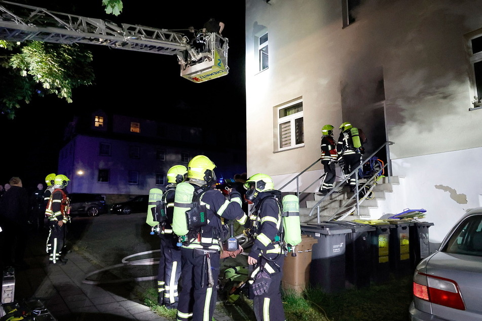 Feuer-Alarm in Chemnitz-Ebersdorf am Mittwochabend: In einem Mehrfamilienhaus in der Krügerstraße kam es zu einem Kellerbrand.