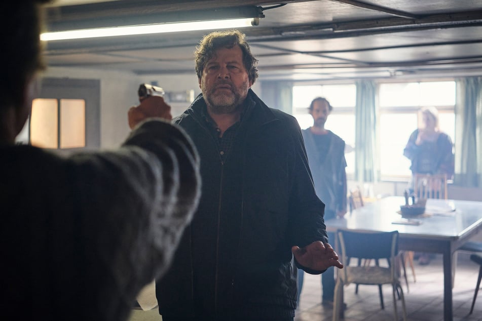 Friedemann Berg (Hans-Jochen Wagner, 56) wird in seinem eigenen Haus als Geisel genommen.