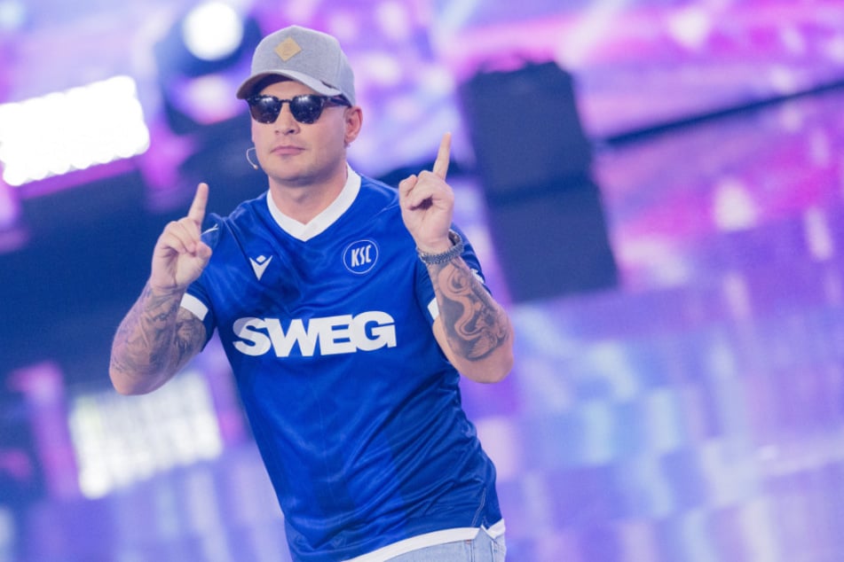 Der Dreifach-Papa wollte mit seinem kuriosen Outfit seine Kids überraschen.