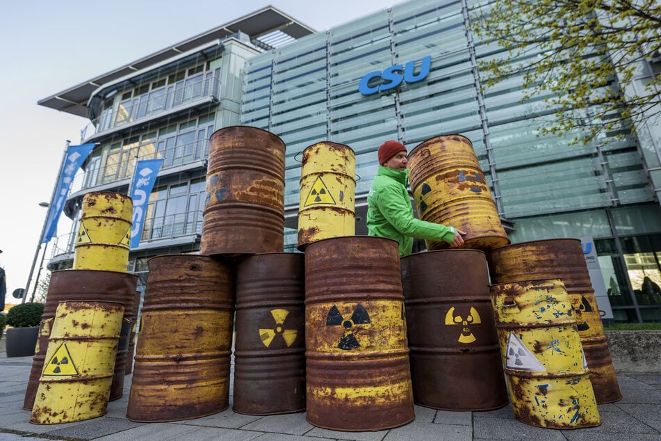 Greenpeace stellt Atommüll-Fässer vor CSU-Zentrale