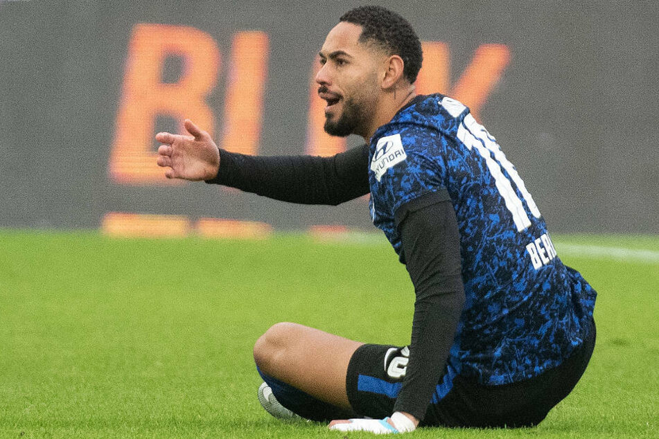 Herthas Matheus Cunha (21) sitzt im Spiel gegen den FC Augsburg nach einem Foul auf dem Rasen und beschwert sich. Der Brasilianer wurde vom Kicker in die Elf des Tages gewählt.