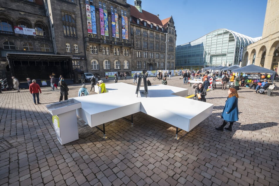 Das Friedenskreuz am Neumarkt steht für alle Kriegsopfer.