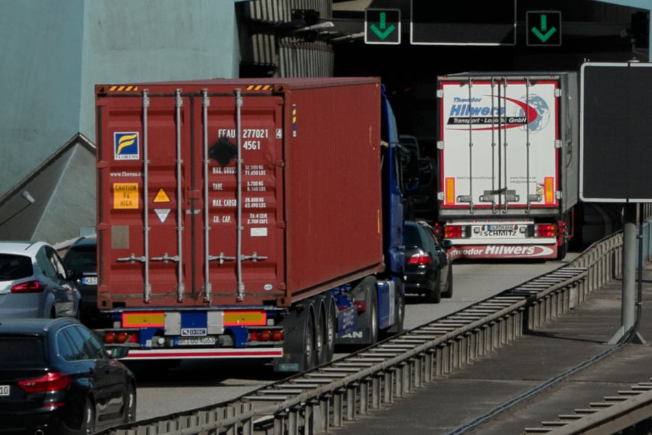 Hamburg: Mega-Stau in Hamburg: Chaos am Elbtunnel