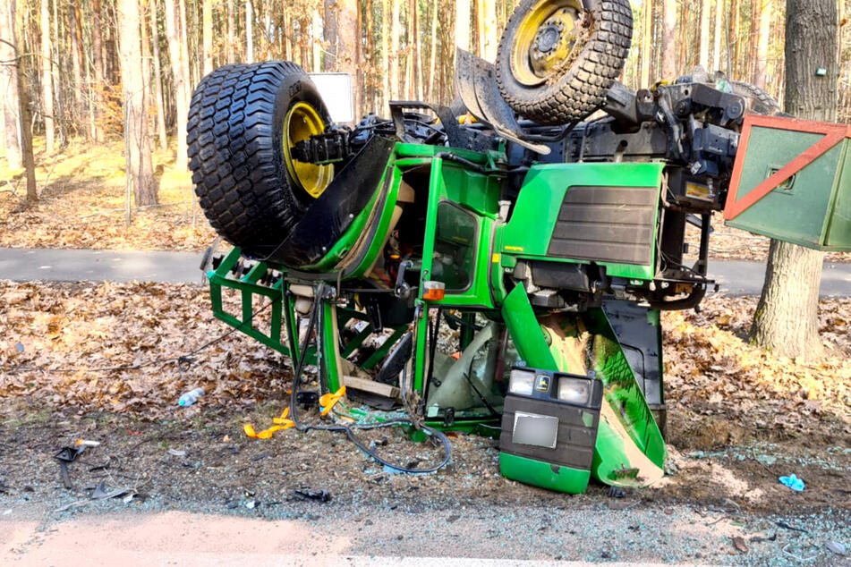Der Traktor überschlug sich und blieb auf dem Dach liegen.