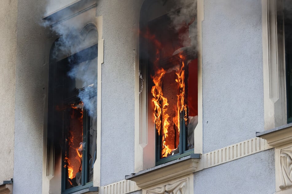 Aus den Fenstern der brennenden Wohnung sprangen zwei Mieter (47, 62).