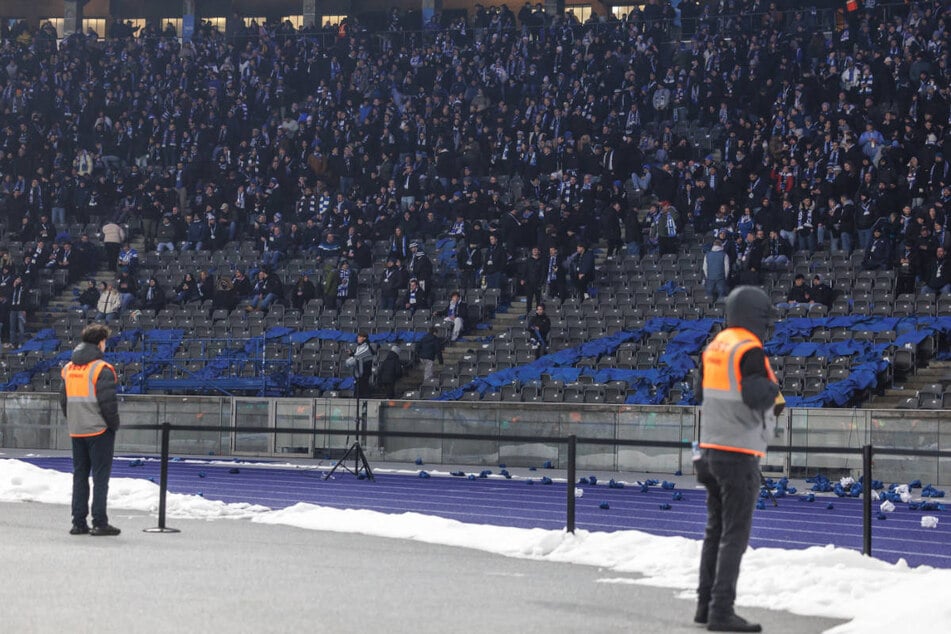 Die aktive Fanszene verließ die Ostkurve und hinterließ den polizeifeindlichen Slogan "ACAB" (All Cops Are Bastards) mit blauen Schildern auf den leeren Sitzen.