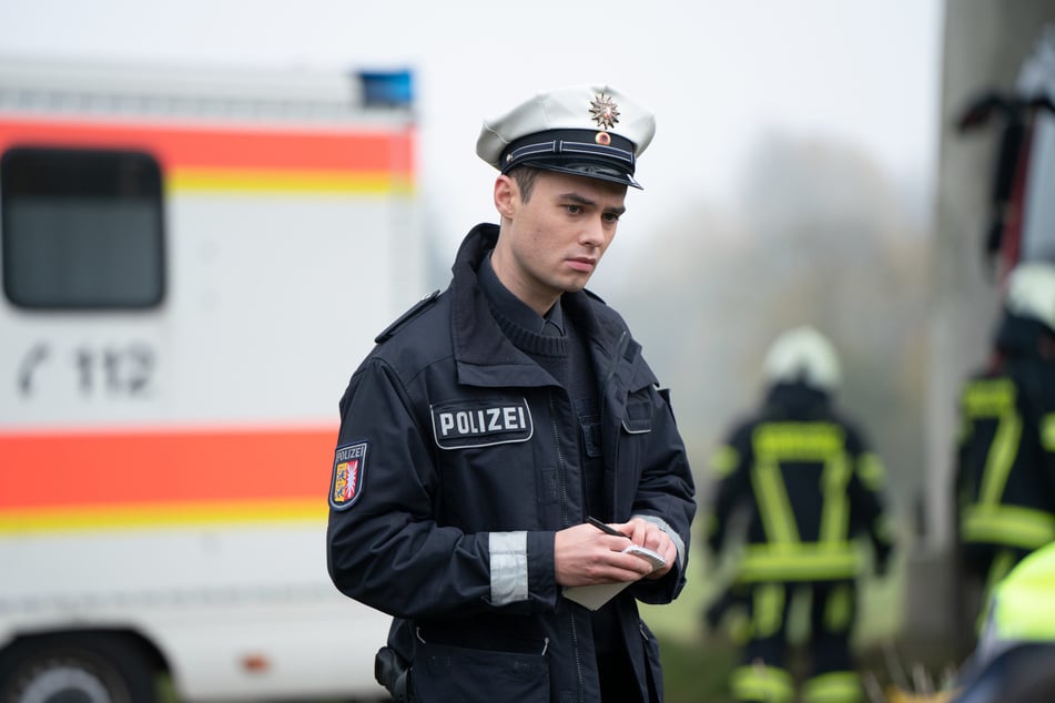 Polizeianwärter Lukas Jepsen am Unfallort.