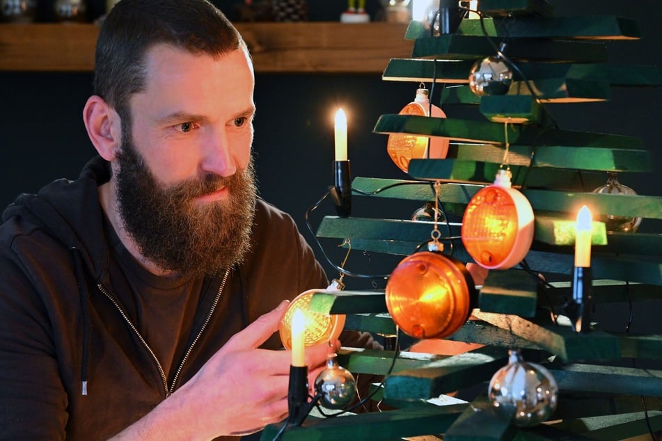 Jan Hofmann (37) schmückt seinen Weihnachtsbaum mit Simson-Blinkern.