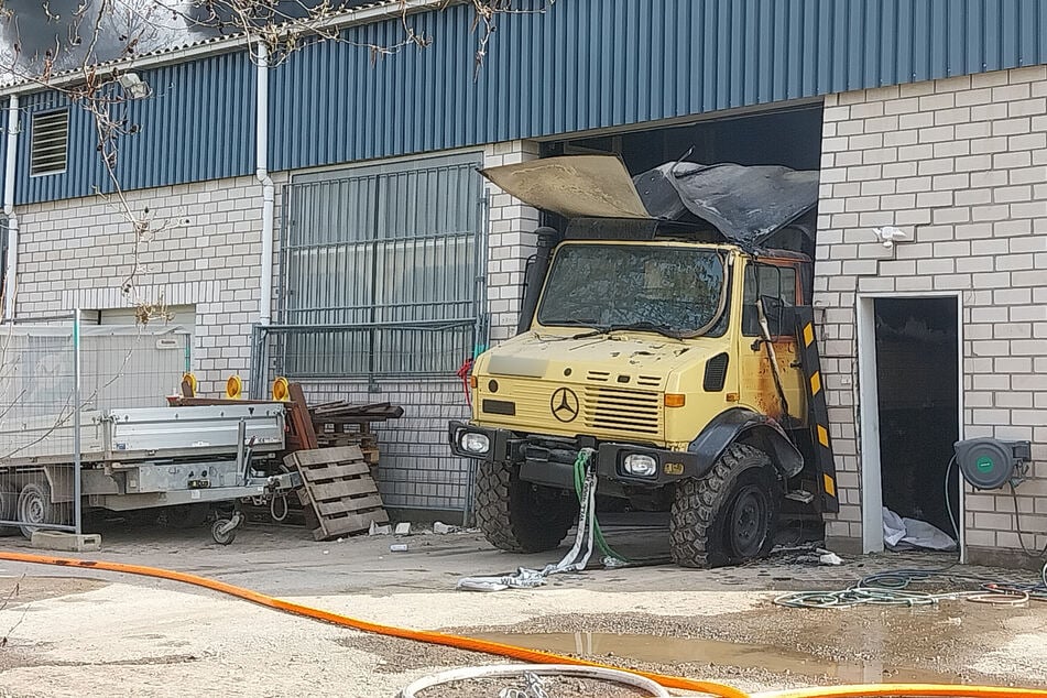 Ein in der Lagerhalle abgestellter Unimog soll das Feuer ausgelöst haben.