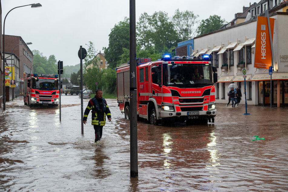 In Saarbrücken mussten sich die Kameraden der Feuerwehr ihren Weg durch die Fluten bahnen.