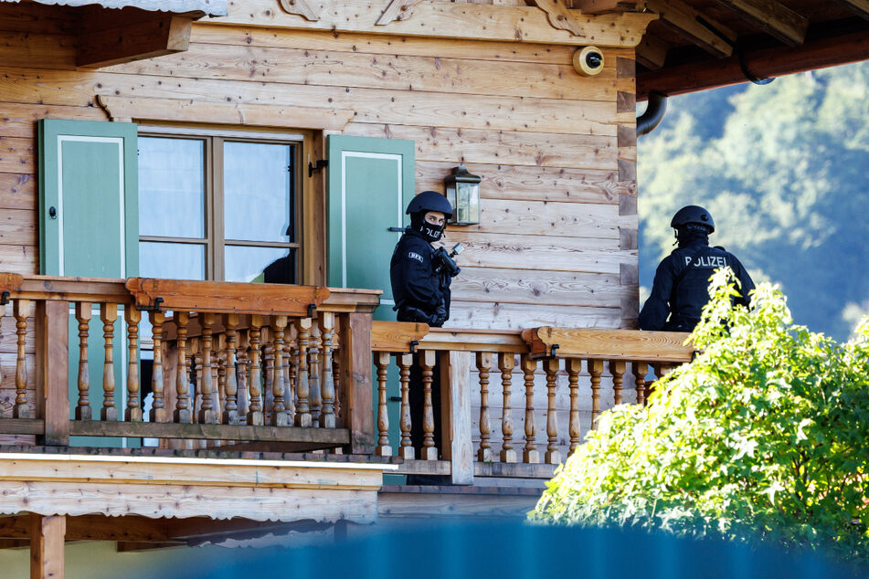 Maskierte Polizisten stehen während der Razzia auf einem Balkon der Villa des russischen Oligarchen Usmanow in Rottach-Egern.