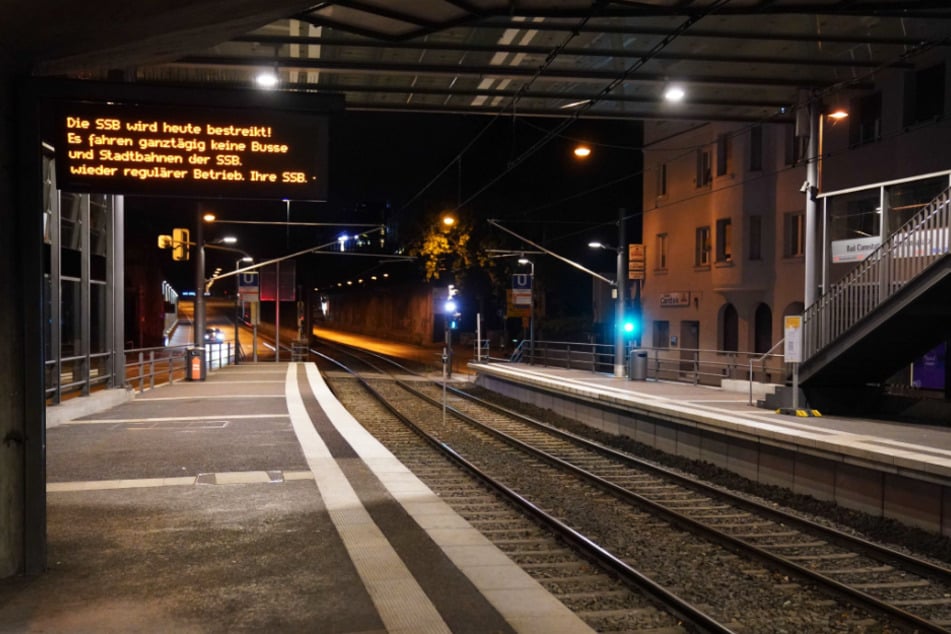 Die Anzeigetafel an einer Haltestelle in Stuttgart-Bad Cannstatt informiert am frühen Dienstagmorgen über den Streik.