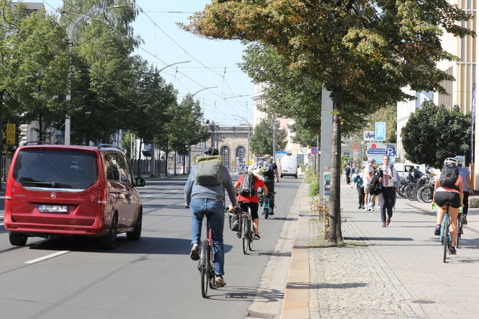 Vielen Radfahrern ist es auf dem Fußweg der Antonstraße zu eng: Sie nutzen schon jetzt die Fahrspur der Autos mit - allerdings ohne eine Markierung.