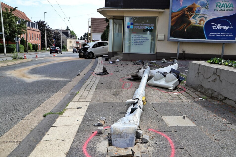 Nachdem der 35-Jährige mit seinem Auto gegen den Bordstein gefahren war, fuhr er einen Ampelmast um. Schlussendlich kam der Kleinwagen an einer Hauswand zum Stillstand.
