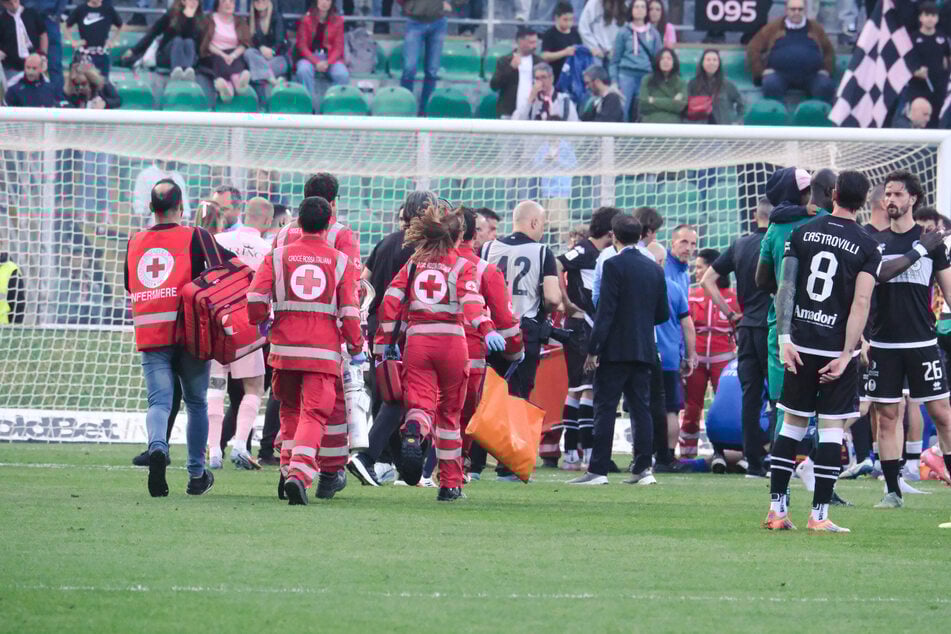 Der 29 Jahre alte Torwart wurde nach dem Zusammenstoß medizinisch versorgt.