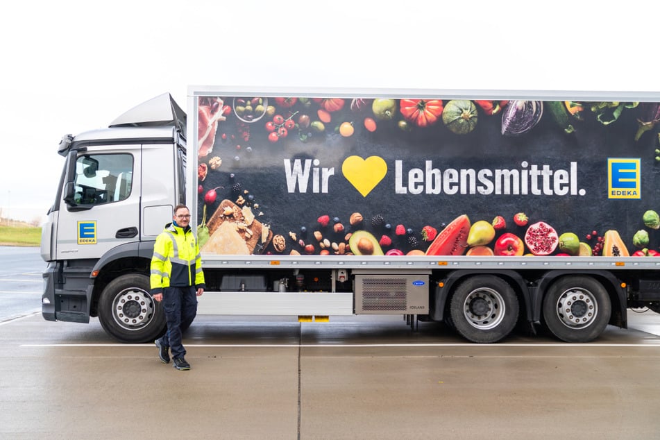 Berufskraftfahrer bei EDEKA sind auf Tour, um frische Waren zuverlässig in die Märkte zu bringen.