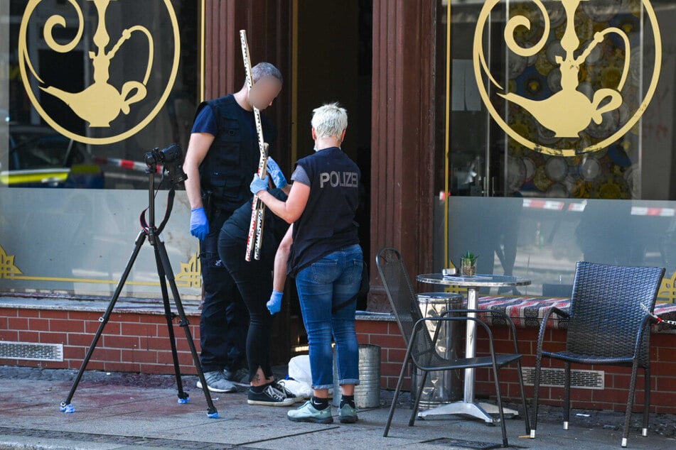 Kriminalisten sichern vor der Shisha-Bar "Wunderlampe" Spuren, nachdem hier ein Libyer erstochen wurde. Fünf Tage später kam es zum Mord-Versuch durch den Cousin des Messerstechers.