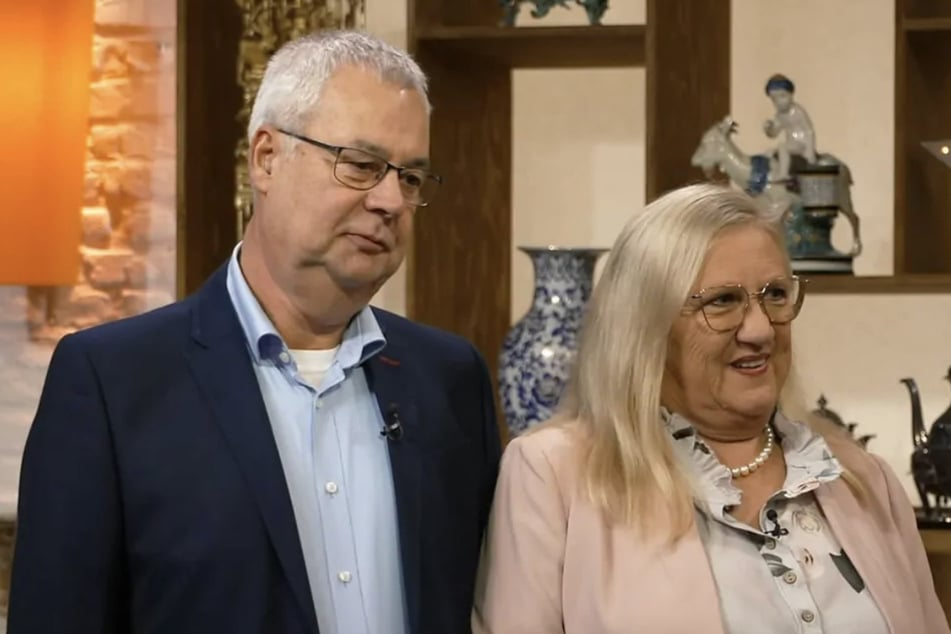 Uwe und Maria aus Schwarzenbruck möchten bei "Bares für Rares" ein Schmuckstück verkaufen.