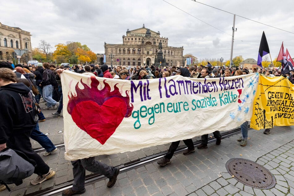Mit flammenden Herzen gegen eure soziale Kälte, heißt es auf einem weiteren Transparent.