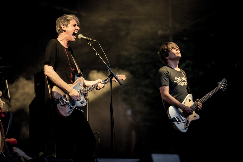 Voller Körpereinsatz für die Kunst. Dirk von Lowtzow (52), Sänger und Texter von "Tocotronic", gab sich am Samstag im Hamburger Stadtpark voll und ganz der Musik hin.
