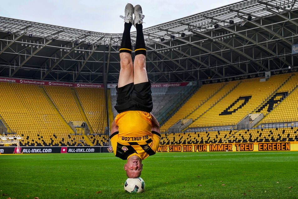 Von diesem Bild hat Heiko "Hahny" Hahnewald (59) lange geträumt. Er steht im Harbig-Stadion kopf.