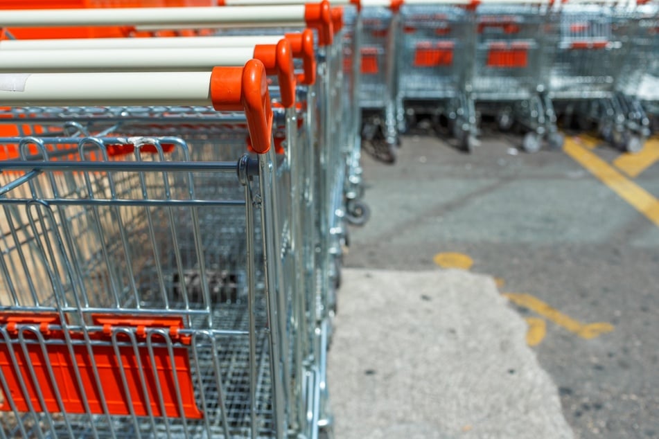 The baby was sitting in the child seat when the shopping cart tipped over. (symbolic image)