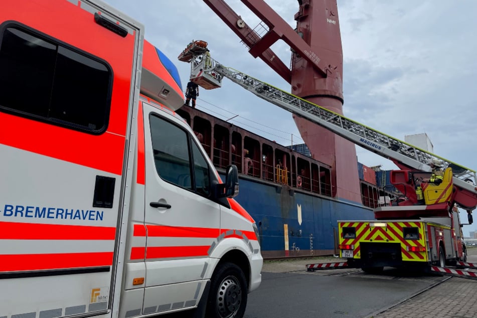 Unfall auf Handelsschiff! Mann bei Arbeiten mit Kran schwer verletzt
