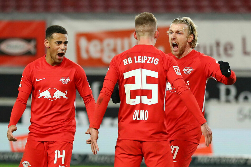 Nach dem Siegtreffer beim VfB Stuttgart am Samstag gab es für Tyler Adams, Torschütze Dani Olmo und Emil Forsberg (v.l.n.r.) kein Halten mehr.