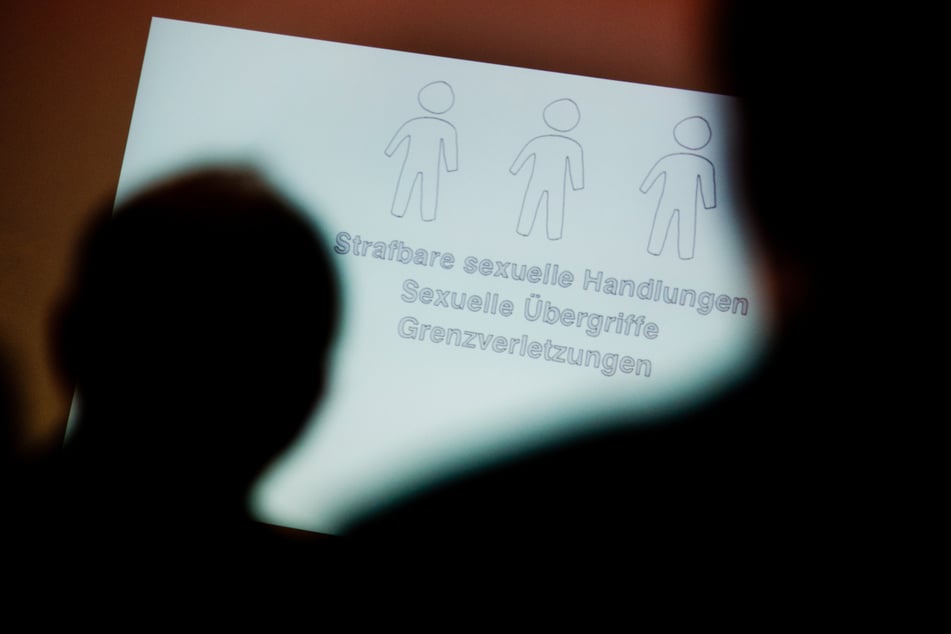Ein Mädchen aus Unterfranken soll vom Freund seiner Mutter anderen Männern zum Sex angeboten worden sein: Heute wird das Urteil gegen den 49-Jährigen erwartet (Symbolbild).