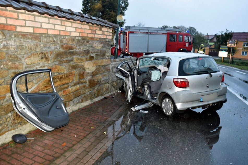 Der Toyota krachte zunächst in die Fahrerseite des Betonmischers und dann an eine Hauswand.