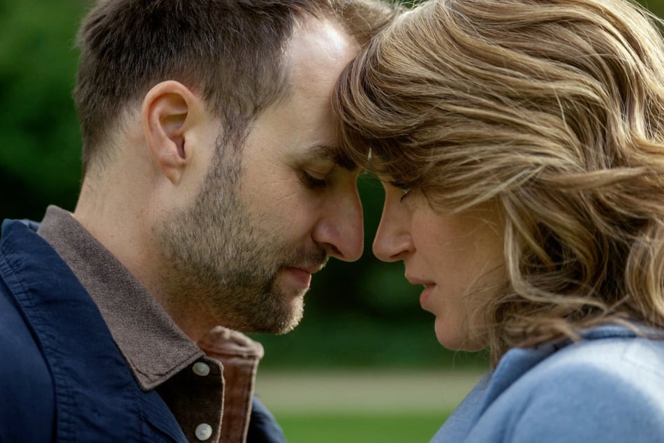 Daniel und Lou (Eva-Maria Grein von Friedl, 45) hadern mit der Trennung. Doch so lange Daniel sich seiner Gefühle nicht klar ist, steht ihre Liebe auf dem Prüfstand.