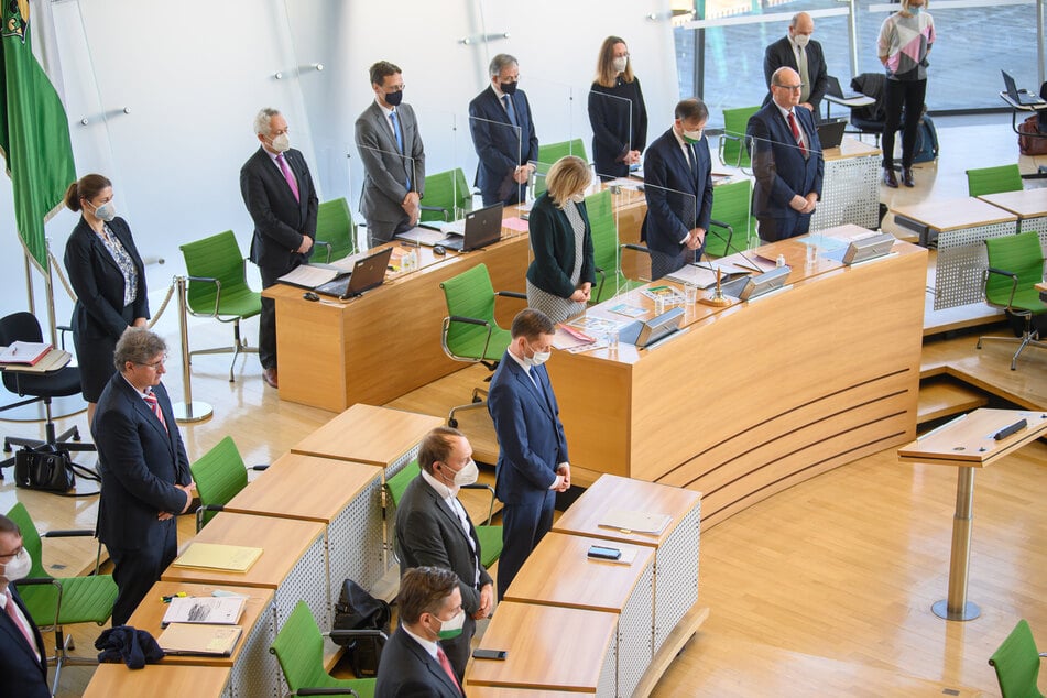 Michael Kretschmer (45, CDU, M), Ministerpräsident von Sachsen, und Abgeordnete gedenken vor Beginn der Sondersitzung des Sächsischen Landestages zum Corona-Lockdown bei einer Schweigeminute der Opfer, die an Corona gestorben sind.