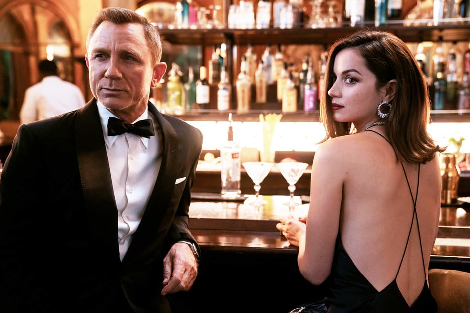 Zwei Dinge braucht jeder James Bond (Daniel Craig, 53): Eine gute Bar und (mindestens) eine schöne Agentin wie Paloma (Ana de Armas, 33).