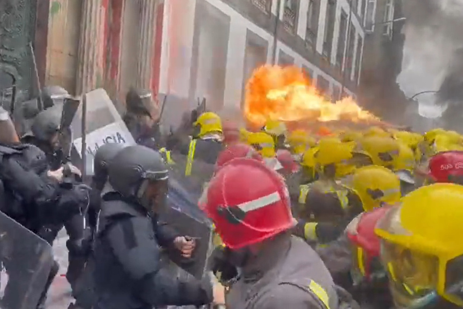 Im spanischen Ort Orense kam es zu gewaltsamen Ausschreitungen zwischen Polizei und Feuerwehr.