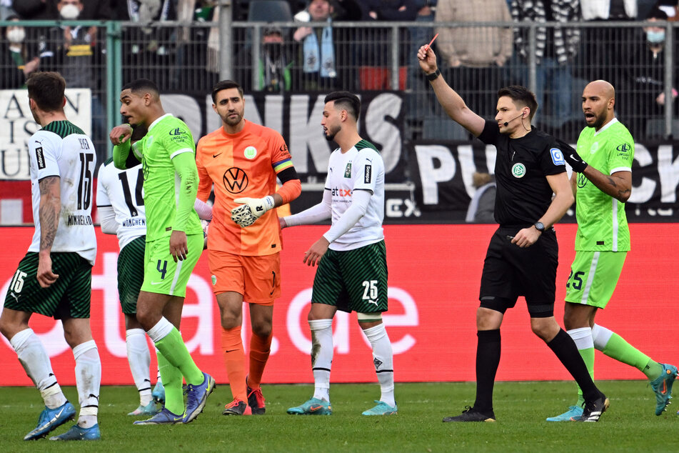 Rote Karte für den Übeltäter: Wolfsburgs Maxence Lacroix (2.v.l.) verhinderte per Handspiel eine klare Torchance der Gladbacher.