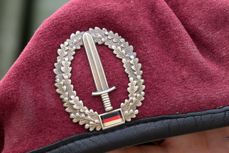 Das Abzeichen des Kommandos Spezialkräfte (KSK) ist auf dem Kasernengelände an einem Barett zu sehen.