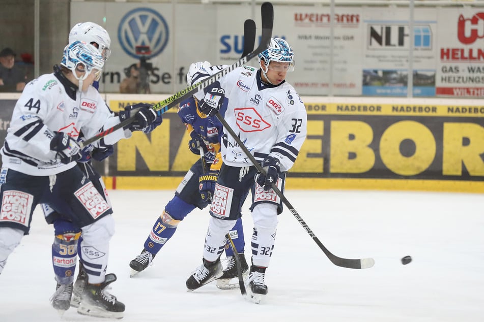 Ricardo Hendreschke (21, r.) spielte am Sonntag an in Weißwasser an der Seite von Nicolas Schindler (19, l.).