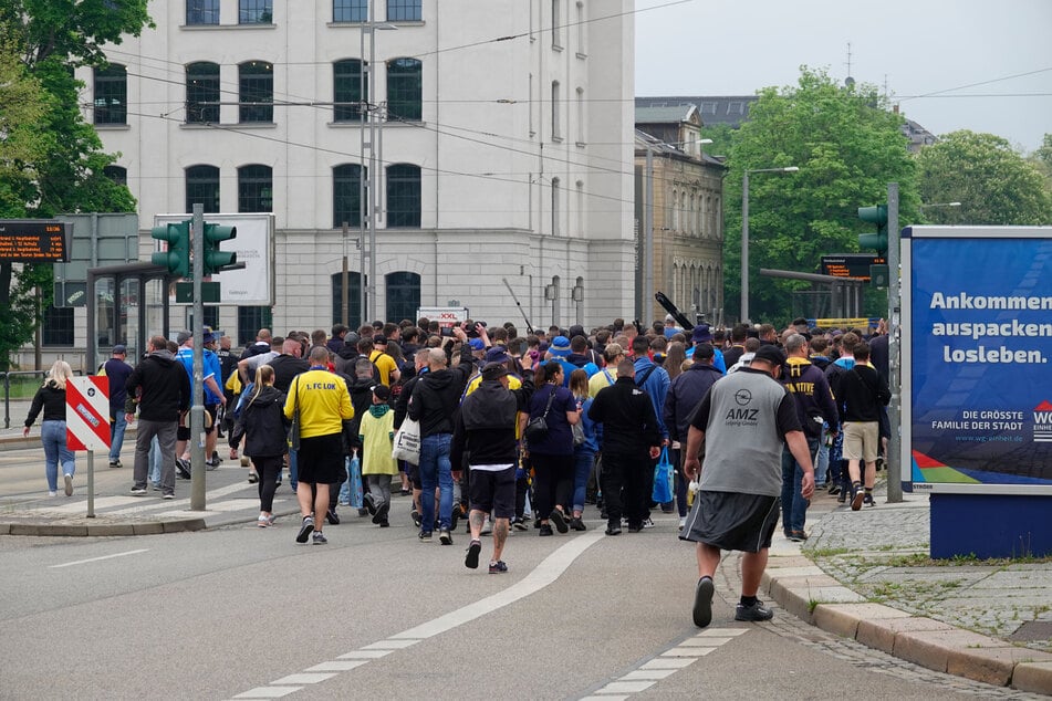 Die Gästefans marschierten vom Bahnhof zum Stadion.