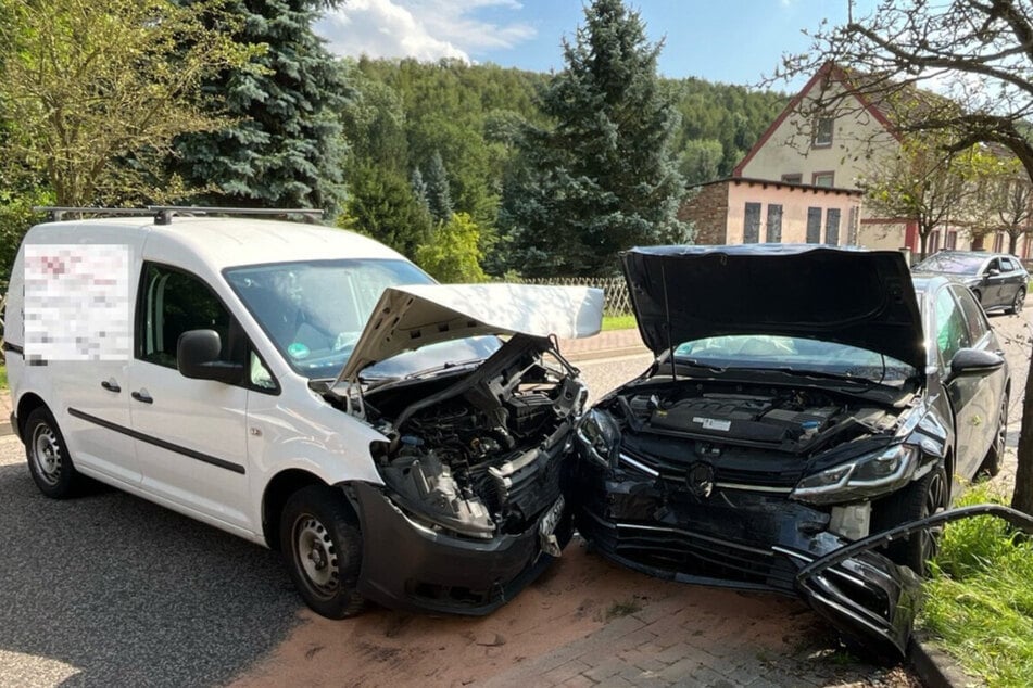 Beide Fahrer wurden bei dem Unfall verletzt.
