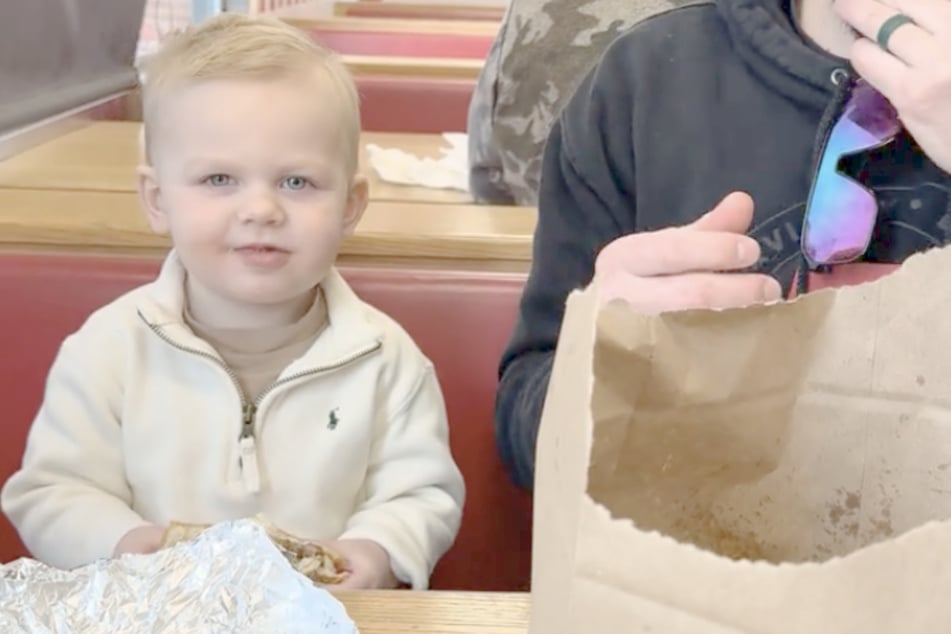 Beau (1) ist bereit: gleich wird er in den Burger-Himmel katapultiert.