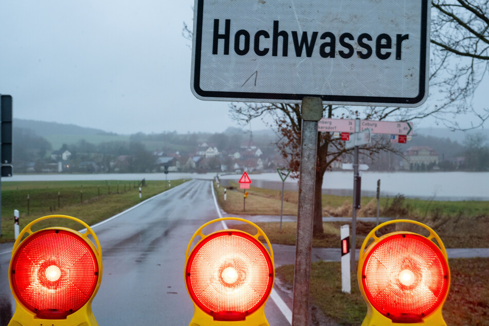Die Pegelstände in Bayern sind teils noch kritisch - wenn nun wieder viel Regen fällt, dürfte sich die Lage verschärfen.