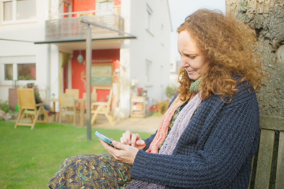 Anja (52) chattete heimlich mit einem Unbekannten, der sich als US-Geschäftsmann ausgegeben und in den sie sich verliebt hatte.