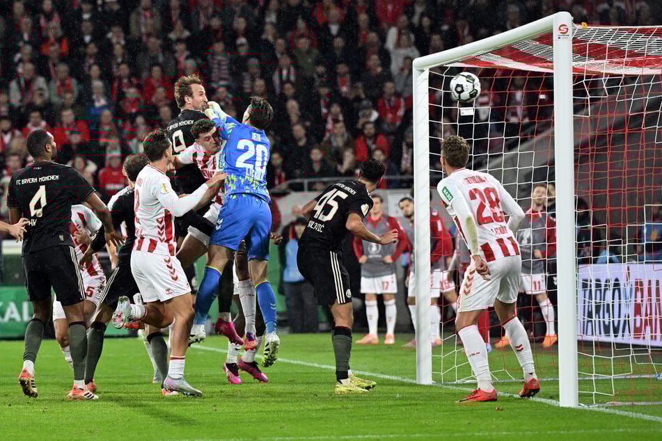 Harry Kane steigt am höchsten und macht sein zweites Tor des Tages.