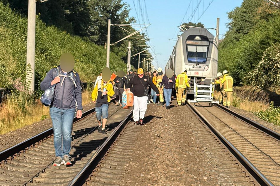 Auf der Bahnstrecke Leipzig-Dresden ist es am Sonntagmorgen zu einem tragischen Unfall gekommen. Zahlreiche Passagiere des involvierten ICs mussten daraufhin evakuiert werden.